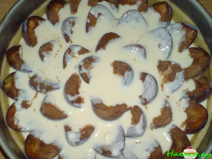 Сливовый пирог с корицей под творожной заливкой