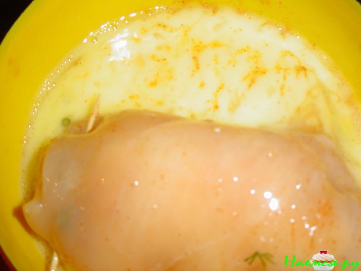 Рулетики из куриной грудки с плавленым сыром и зеленью