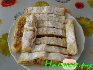 Слоенка с яблоками, изюмом и пудингом