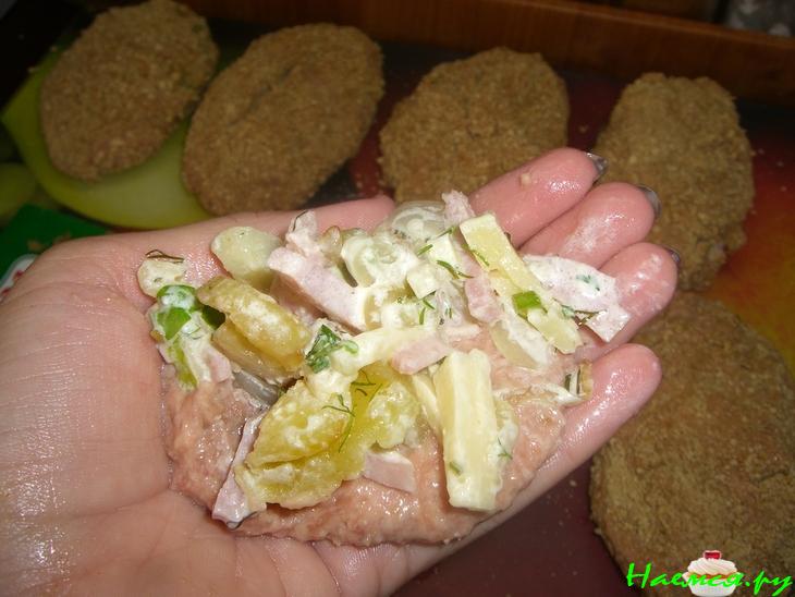 Котлеты куриные, а внутри гарнир:)