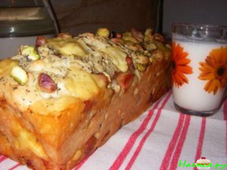 Закусочный хлеб с сыром и копченой грудинкой