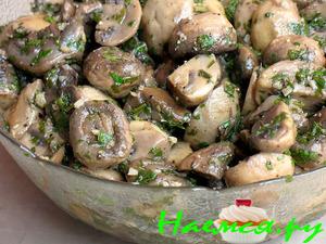 Шампиньоны, маринованные на средиземноморский манер