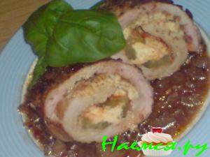 Рулеты из индейки с брынзой и маринованным огурчиком