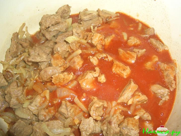 Говядина с изюмом в хлебном соусе