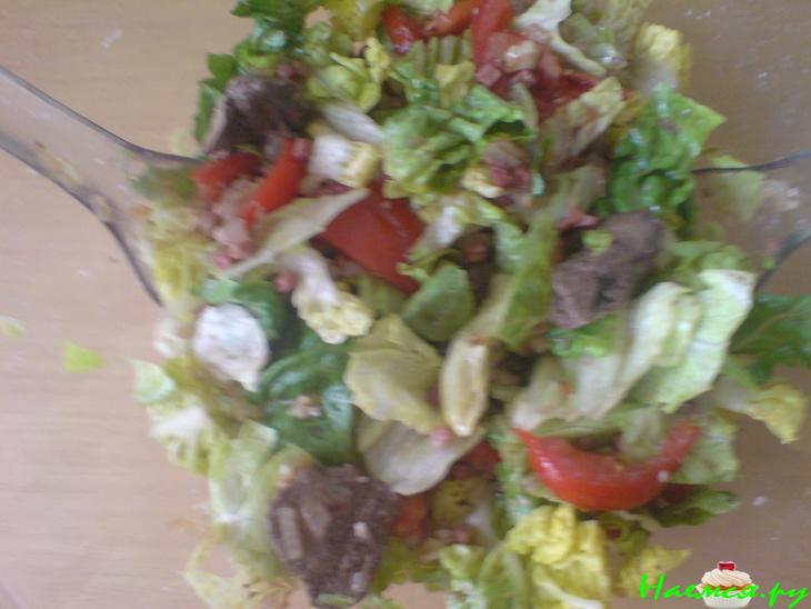Салат из куриной печени с беконом