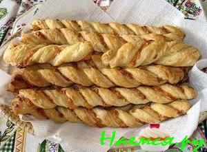 Спиральки из слоеного теста с сыром