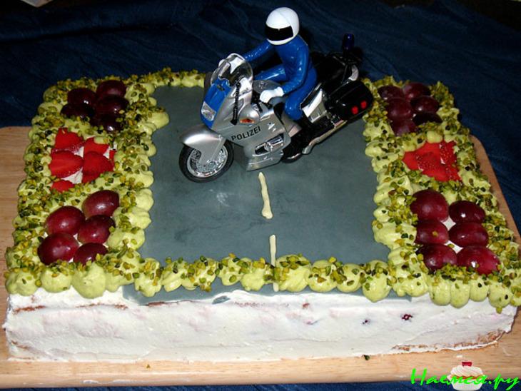 Сливочно-клубничный торт на творожно-миндальном тесте