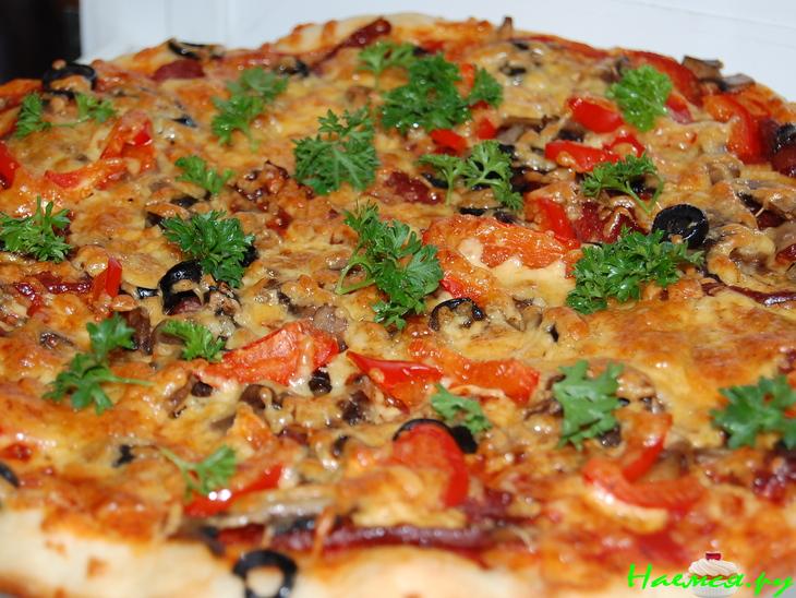 Пицца с охотничьими колбасками
