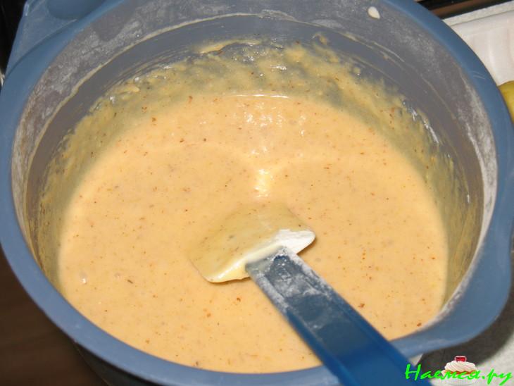 Миндальный бисквит с персиком и яблоками под сметанной заливкой