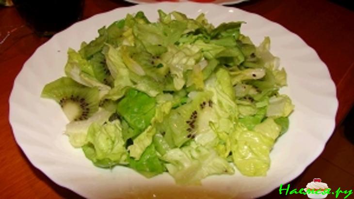 Зелёный салат с коньячным соусом