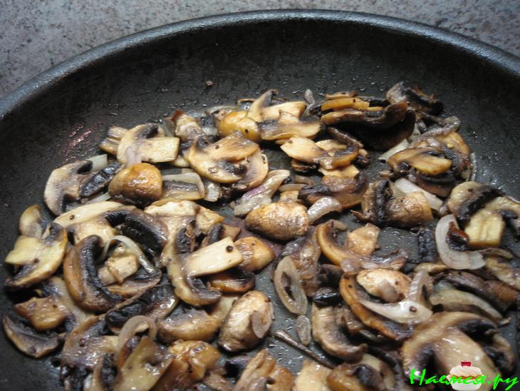 Рулет с грибами и чесноком