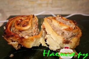 Рулет с мясом и миндалем