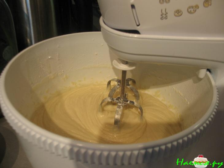 Бисквитный пирог с клюквой и творогом