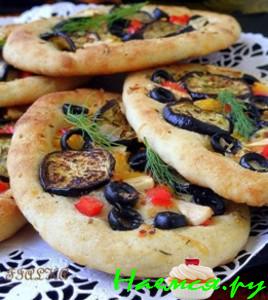Мини-лепешки с баклажанами, паприкой и маслинами