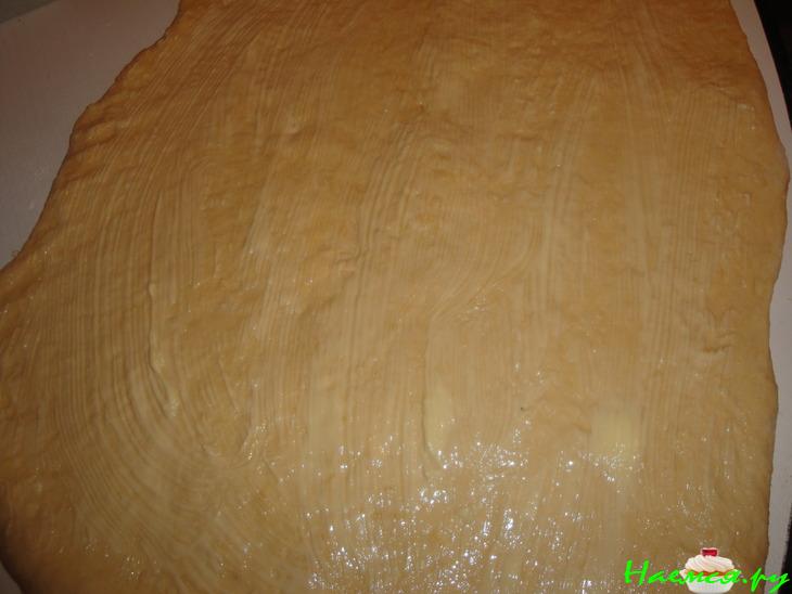 Полуслоёное дрожжевое тесто и пирог из него