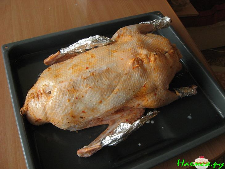 Гусь рождественский с яблоками и черносливом