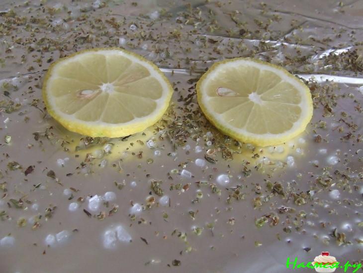 Норвежская скумбрия с лимоном и орегано, запеченная в фольге
