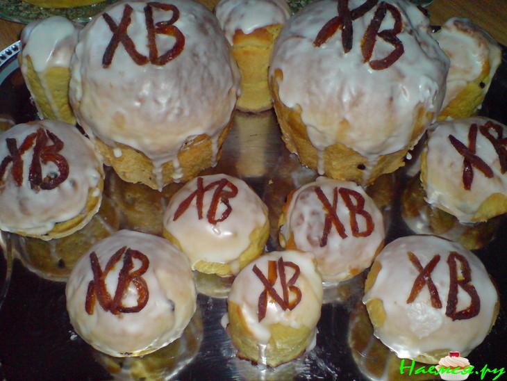 Куличи дрожжевые с шафраном и коринкой