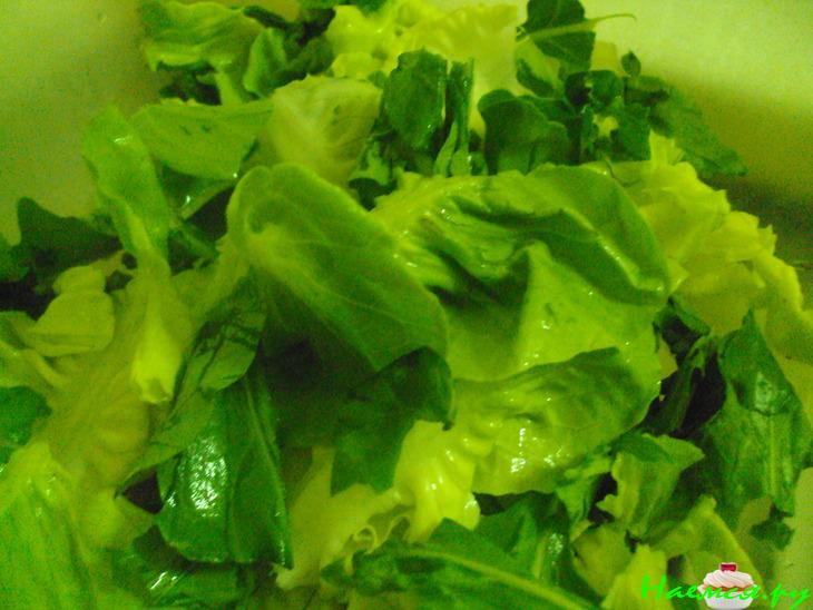 Салат с рукколой, манго и кедровыми орешками