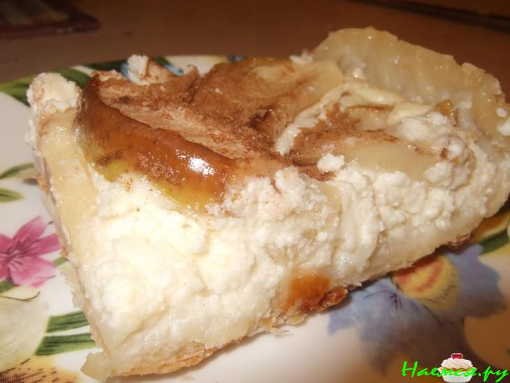 Пирог из слоеного теста с творогом и грушей