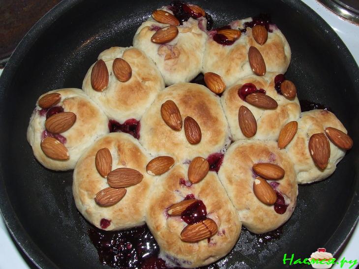 Пирожки с вишней и миндалем