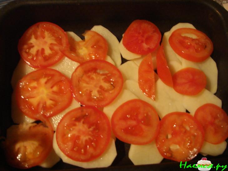 Запеченная картошечка с помидорами под сырной корочкой Запеченная картошечка с помидорами под сырной корочкой