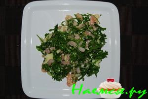 Салат из рукколы с креветками и мандариновым маслом