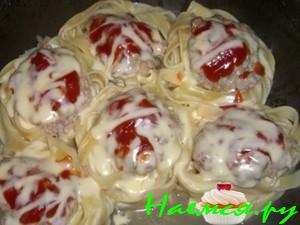 Гнёзда с фаршем, кетчупом и сыром