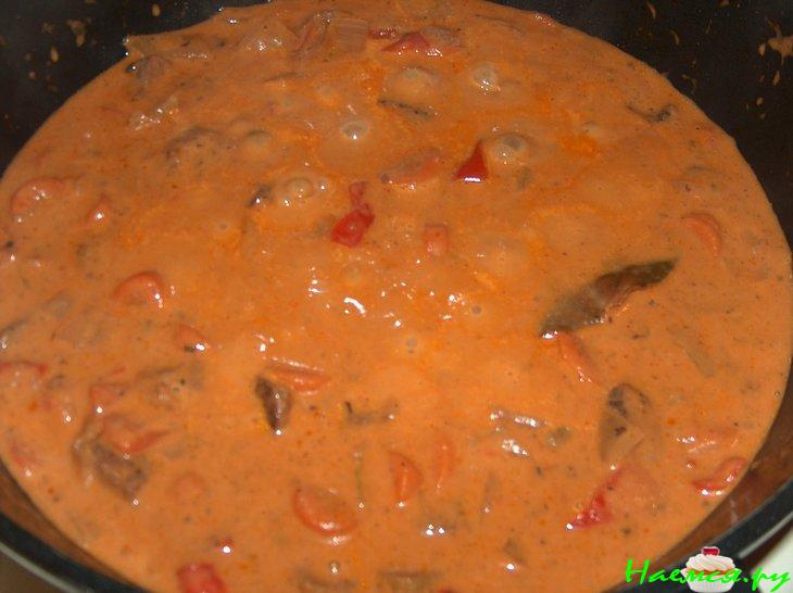 Гуляш говяжий с сельдереем в красном вине с томатом