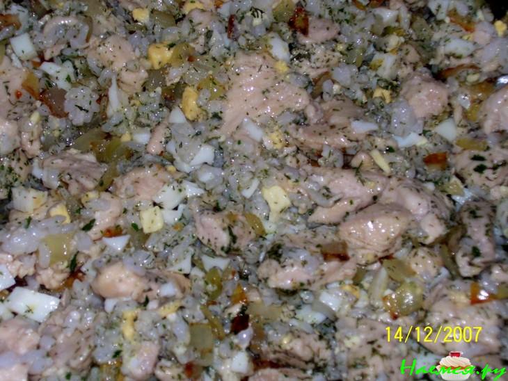 Слоеный пирог с курицей, рисом и яйцом
