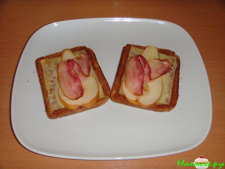 Бутерброды с грушей и беконом