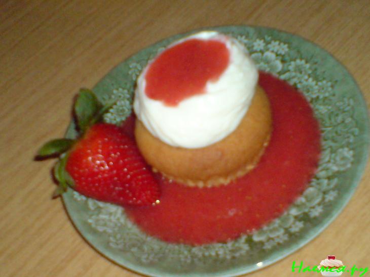 Маффины с 'шапкой' из Маскарпоне и клубничным пюре