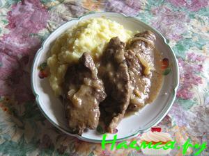 Говяжья печень в луковом соусе