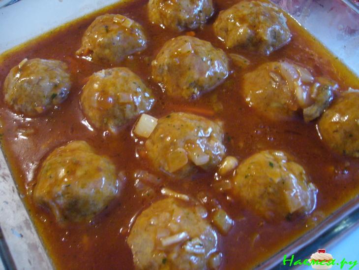 Нежные рыбные шарики в томатном соусе 