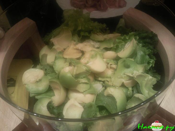 Салат с авокадо и беконом