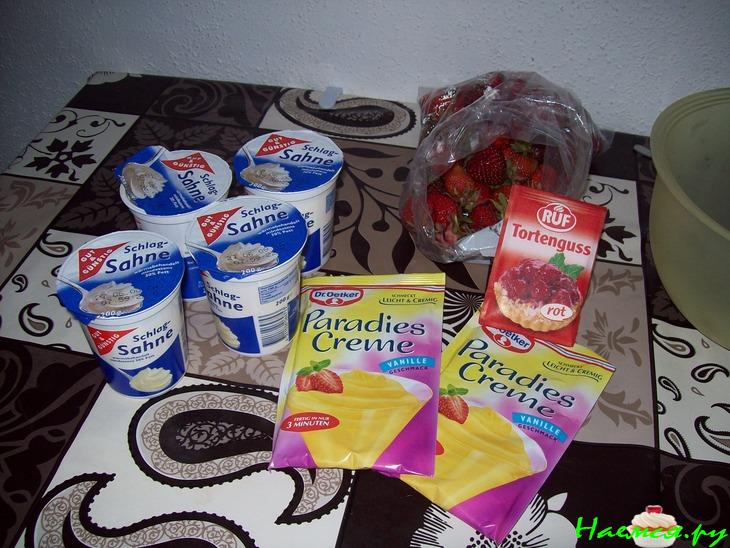 Пирог с ревенем и клубникой