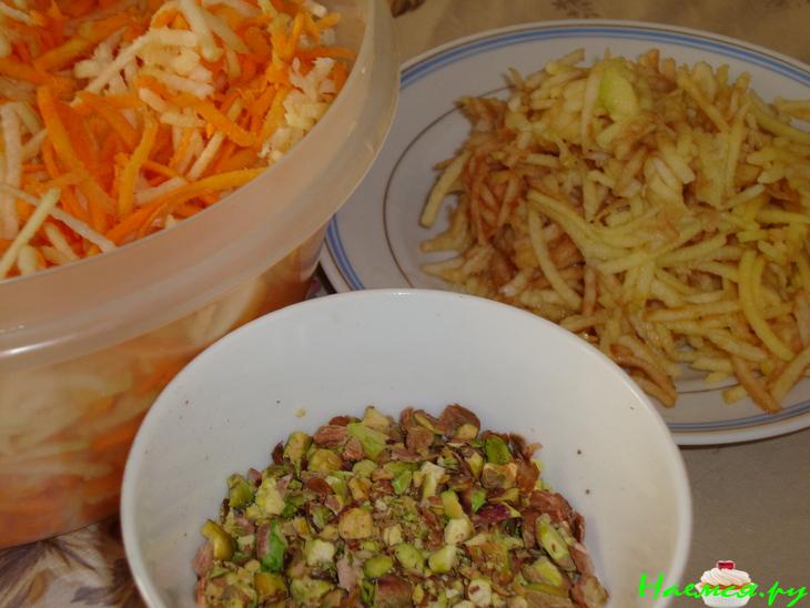 Салат из кольраби с морковью и фисташками