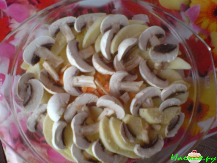 Запеканка с картофелем, грибами и чесноком
