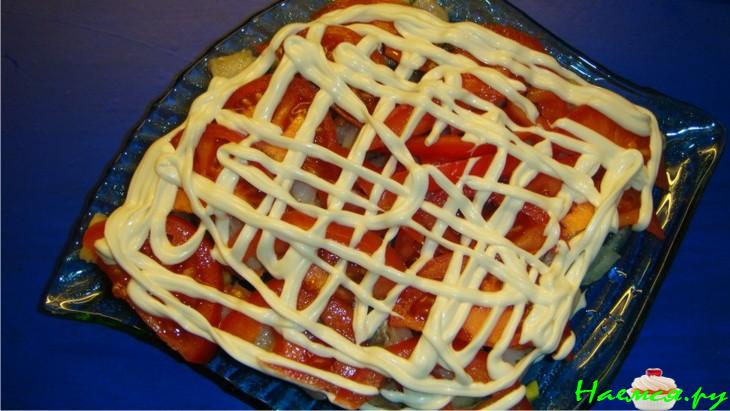 Салат из селедки с помидором, луком и яйцом