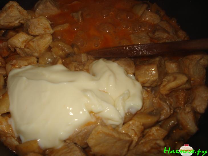Мясо в сырном соусе