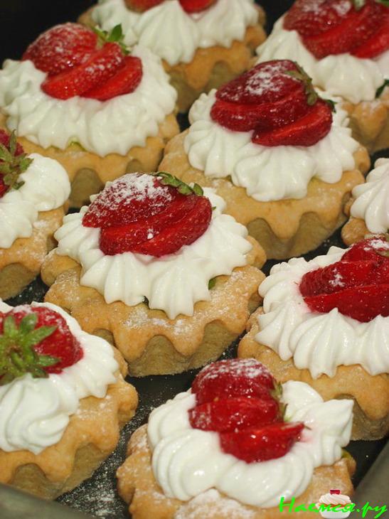 Пирожное "Корзиночка" с джемом из киви, взбитыми сливками и клебникой