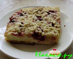 Пирог творожный с клубникой