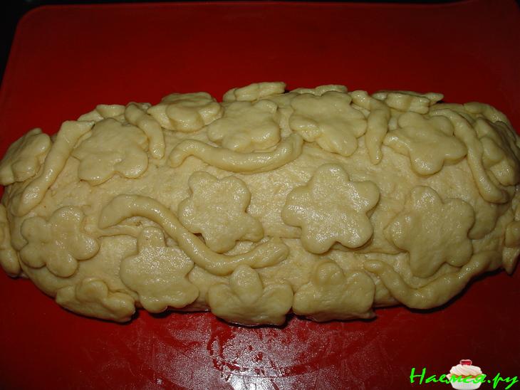 Пирог с марципаном, черносливом и фундуком в медовой помадке