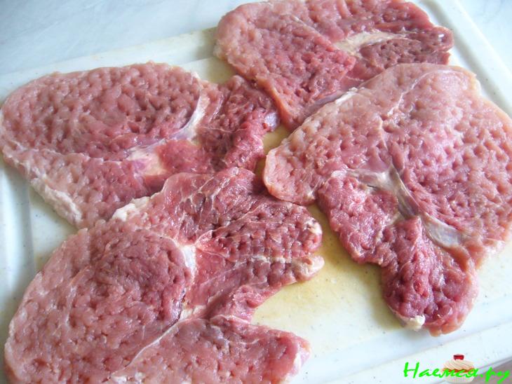 Свиной шницель с соусом по-охотничьи