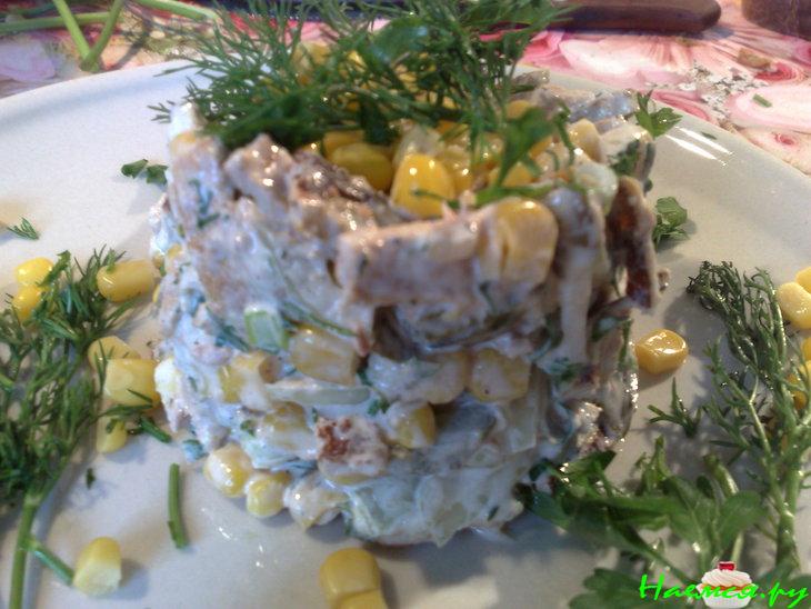 Салат из тунца с кукурузкой и огурчиком