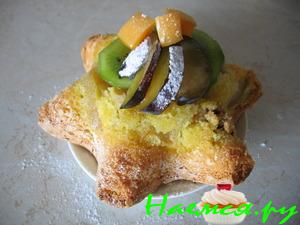 Бисквит с ягодами и фруктами