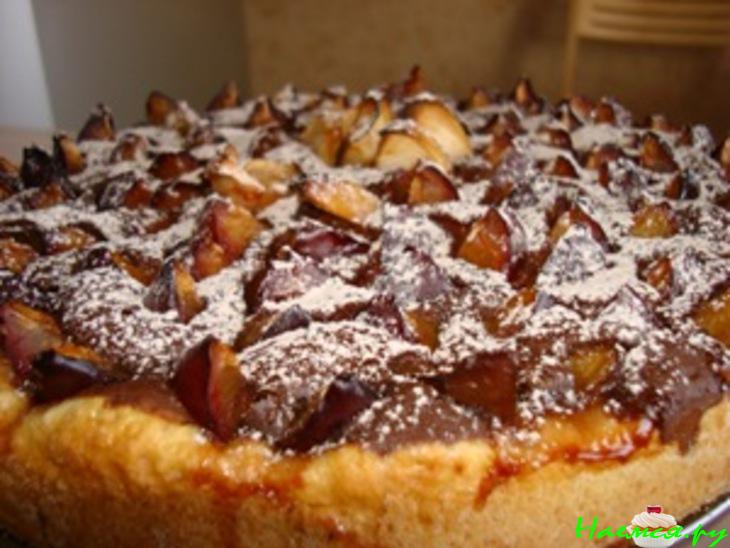 Сливовый пирог "Астра" с шоколадной начинкой