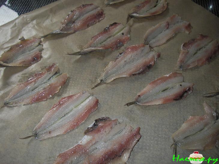 Рулетики из кильки со свекольным салатом