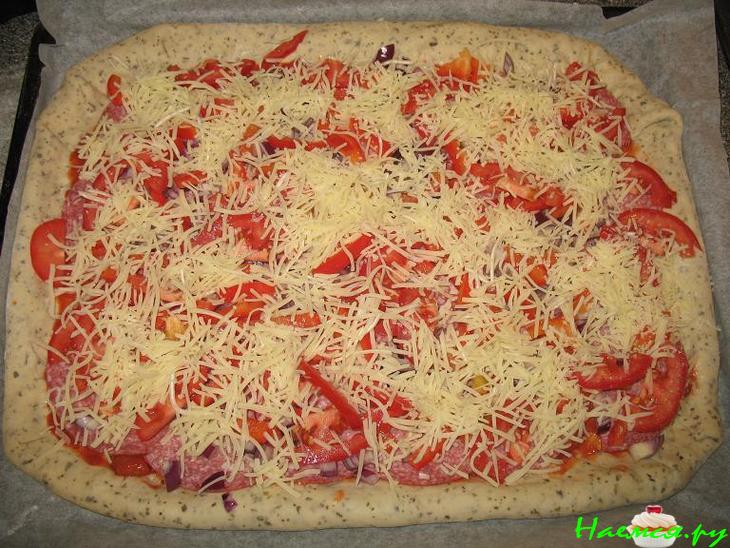 Пицца "Салями" с овощным акцентом и сыром в корочке