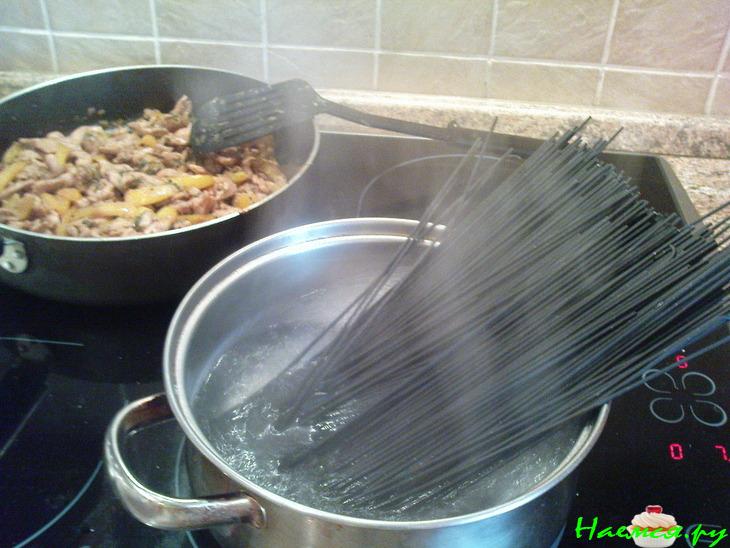 Черная паста с белым соусом